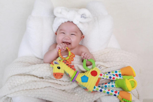 潮州三个月宝宝正确抱姿